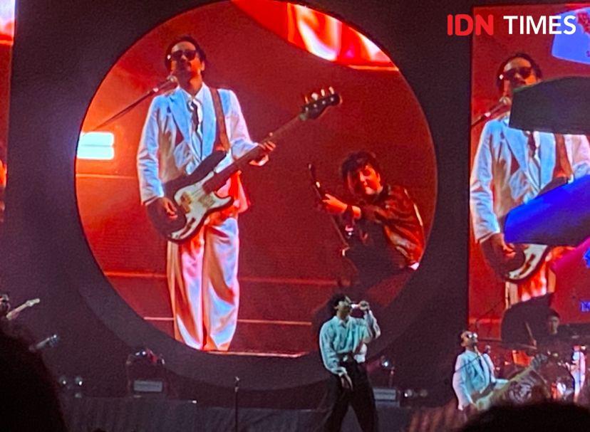Momen Berkesan di Konser .Feast Pertunjukan Membangun & Menghancurkan