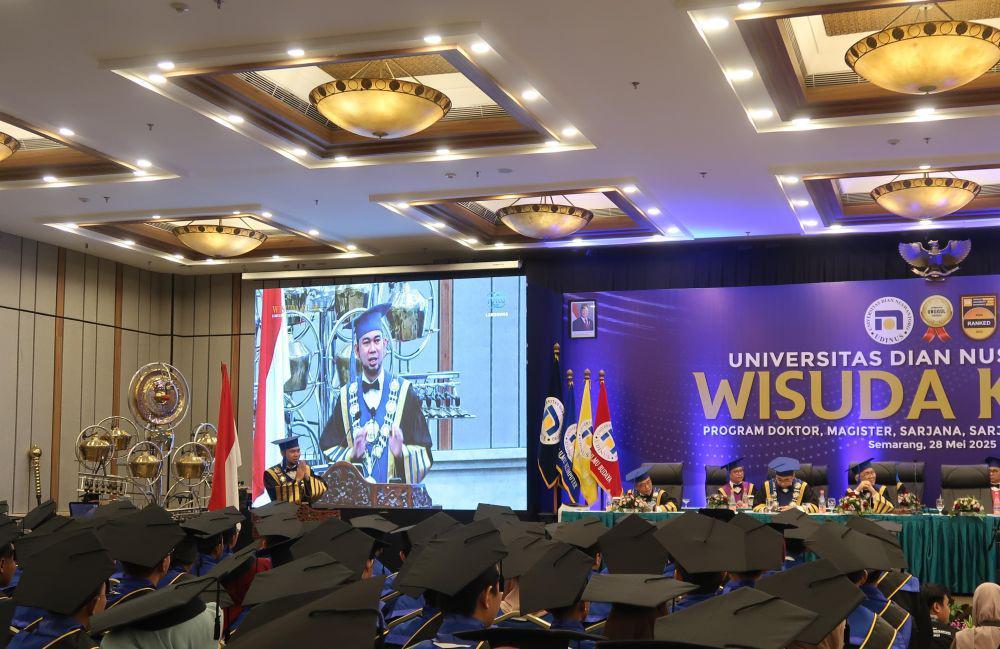 Rektor Universitas Dian Nuswantoro (Udinus) Semarang, Prof Dr Pulung Nurtanio Andono tatkala menghadiri prosesi wisuda kampusnya yang ke-84. (IDN Times/Fariz Fardianto)