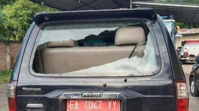Foto mobil plat merah yang dirusak mahasiswa (Dok/Istimewa)