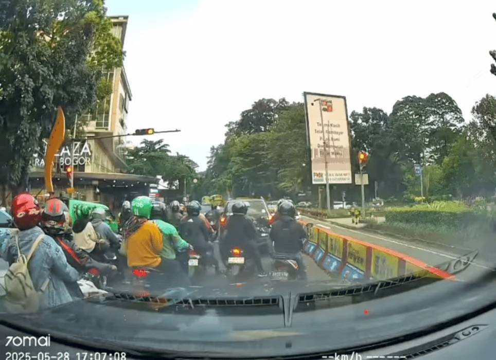 Tangkapan layar video viral Pemotor lawan arah tertabrak hingga tewas di Jalan Raya Pajajaran Kota Bogor, Jawa Barat. (Media sosial Instagram).