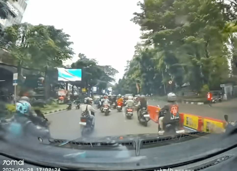 Tangkapan layar video viral Pemotor lawan arah tertabrak hingga tewas di Jalan Raya Pajajaran Kota Bogor, Jawa Barat. (Media sosial Instagram).