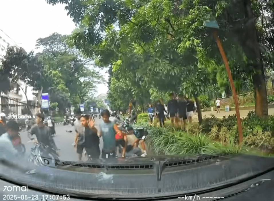 Tangkapan layar video viral Pemotor lawan arah tertabrak hingga tewas di Jalan Raya Pajajaran Kota Bogor, Jawa Barat. (Media sosial Instagram).