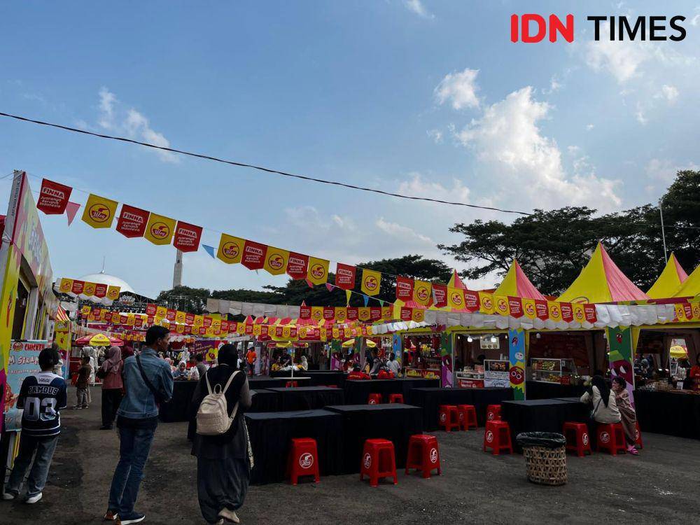 Uleg Bazar Kuliner (UBK) 2025 di Lapangan Saburai, Kota Bandar Lampung. (IDN Times/Tama Yudha Wiguna).