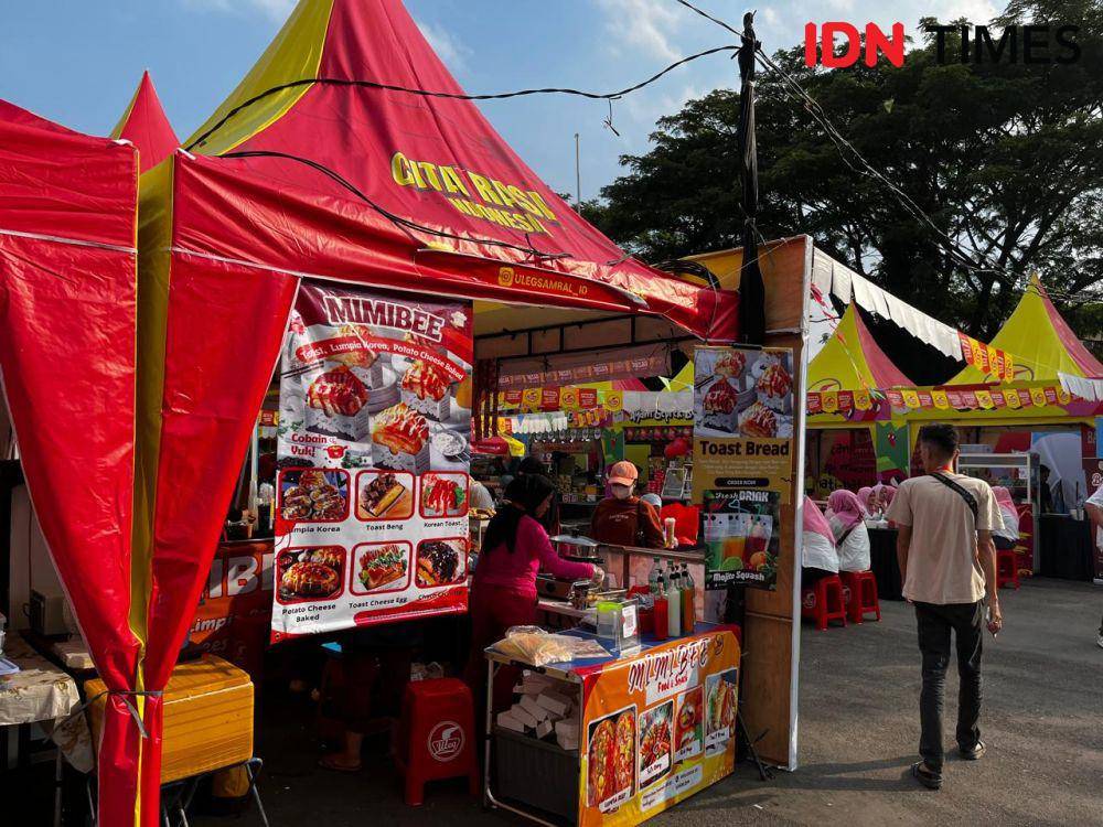 Uleg Bazar Kuliner (UBK) 2025 di Lapangan Saburai, Kota Bandar Lampung. (IDN Times/Tama Yudha Wiguna).