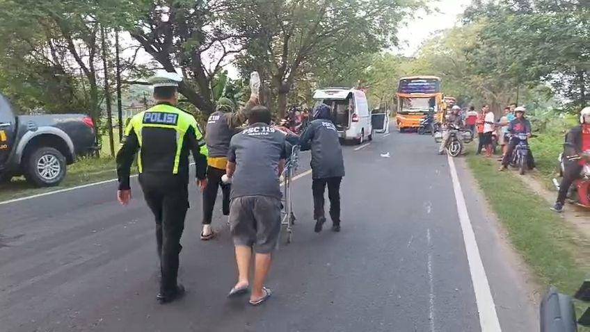 Kecelakaan beruntun terjadi di Jalan Raya Maospati-Ngawi, tepatnya masuk Desa Prampelan, Kecamatan Karangrejo, Magetan. IDN Times/ Istimewa.