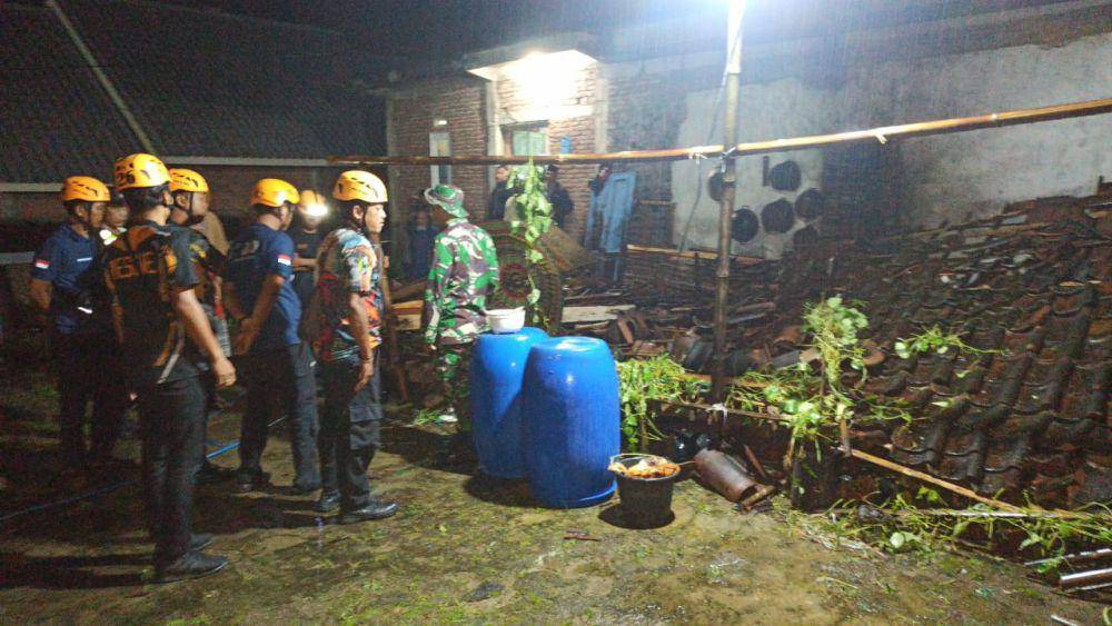 Nenek Ruminem tewas tertimbun bangunan dapur rumahnya yang roboh. IDN Times/ Pusdalops BPBD Magetan.