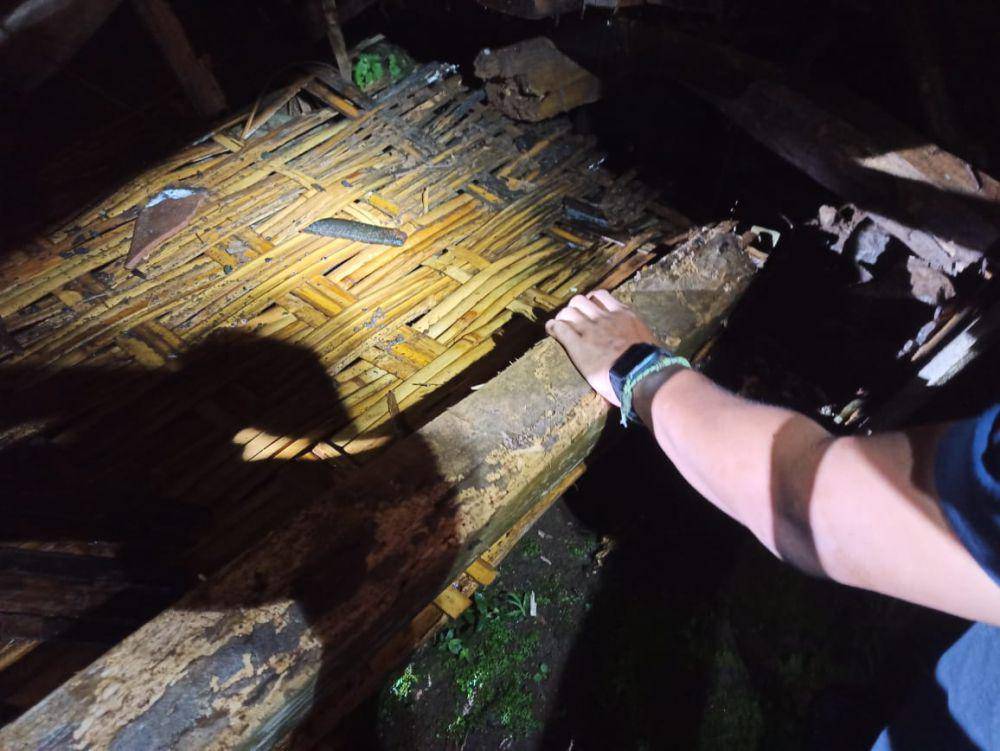 Nenek Ruminem tewas tertimbun bangunan dapur rumahnya yang roboh. IDN Times/ Pusdalops BPBD Magetan.