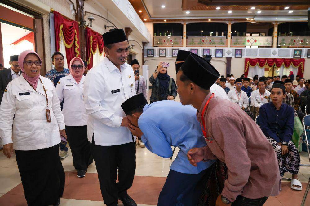 Tangan Wakil Gubernur Jawa Tengah Taj Yasin Maimoen dicium pemuda berpeci. (IDN Times/Dok Humas Pemprov Jateng)