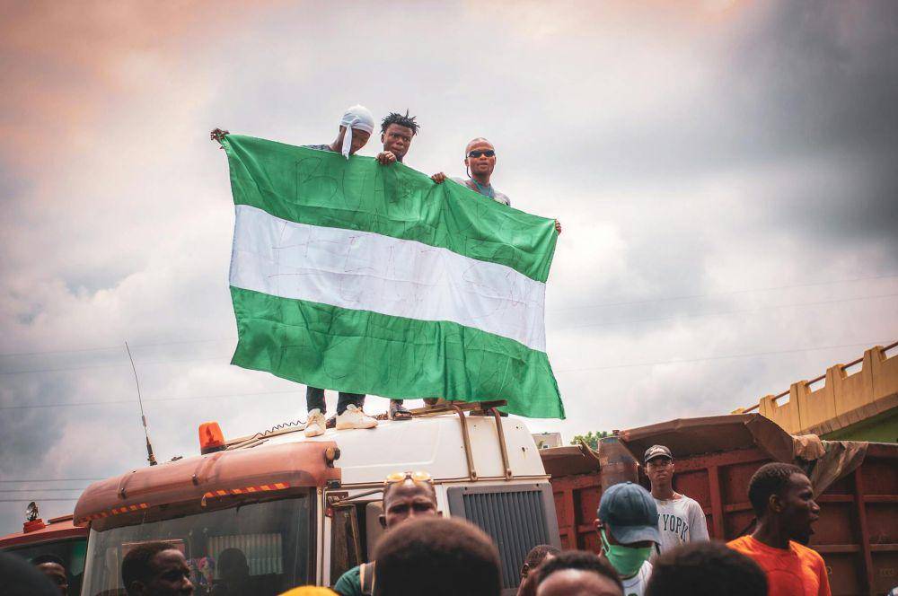 ilustrasi mengibarkan bendera Nigeria (pexels.com/Tope J.. Asokere)