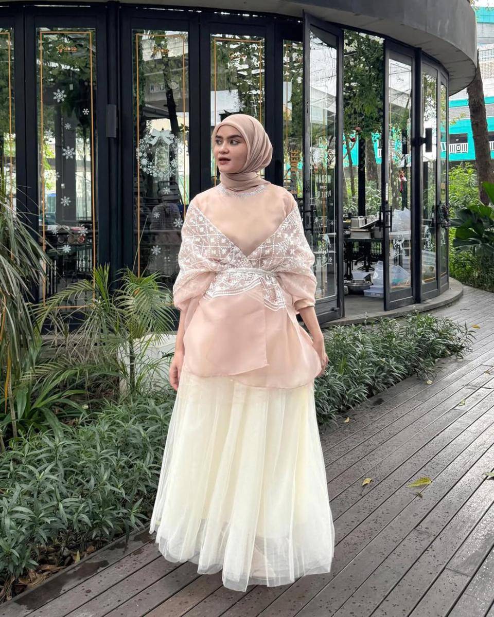 Inspirasi OOTD ala Helwa Basheel (instagram.com/helwabasheel)