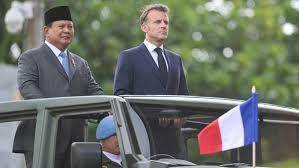 Macron dan Prabowo Diatas Kendaraan Militer