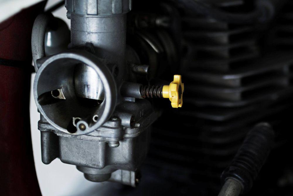 ilustrasi karburator motor (vecteezy.com/Panumas Nikhomkhai)