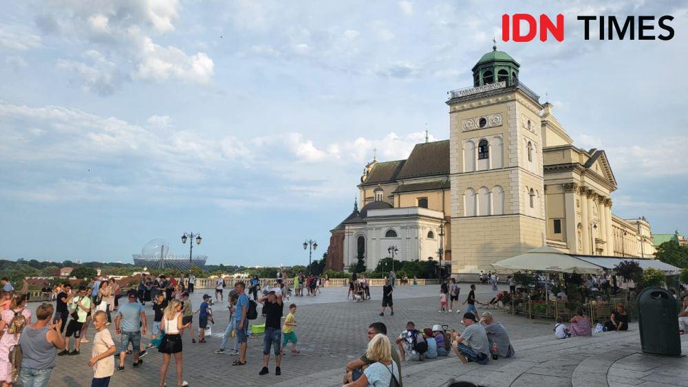 https://cdn.idntimes.com/content-images/post/20230720/oldtownwarsaw1-360250b2a48db263e05d9b452aaa2b9a.jpeg