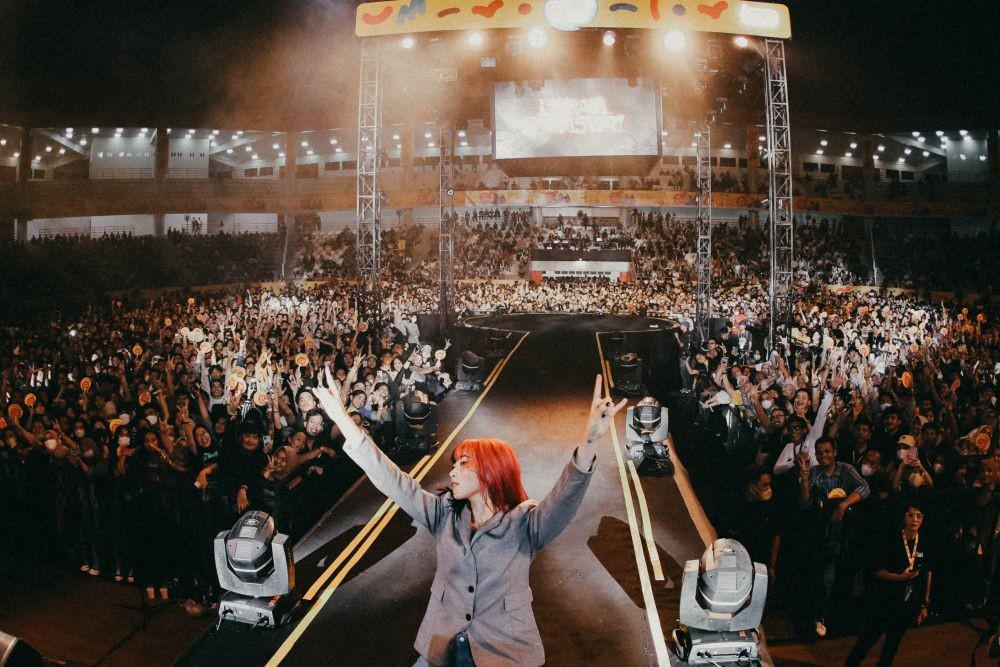 https://cdn.idntimes.com/content-images/post/20221126/penampilan-isyana-sarasvati-di-konser-collabonation-tour-medan-6a347ec45103dbfef893fefb03bca9ec.jpg