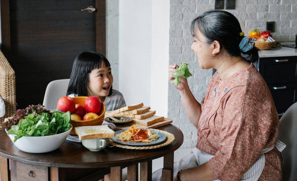 Ilustrasi makan bersama anak. (Pexels.com/Alex Green)