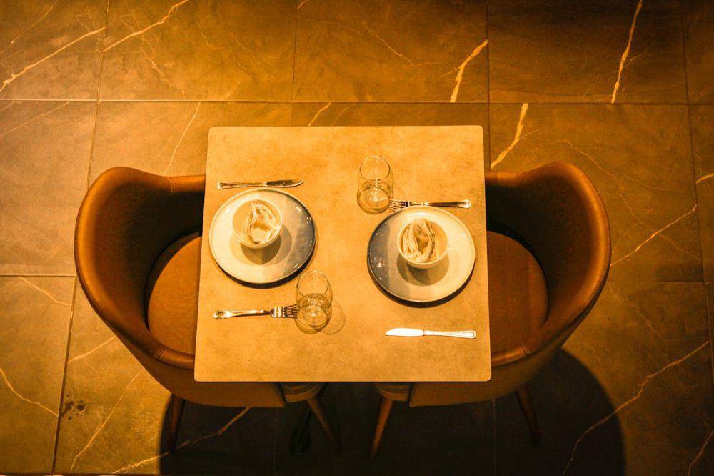 Ilustrasi meja makan. (Pexels.com/Ali Kraïevski)