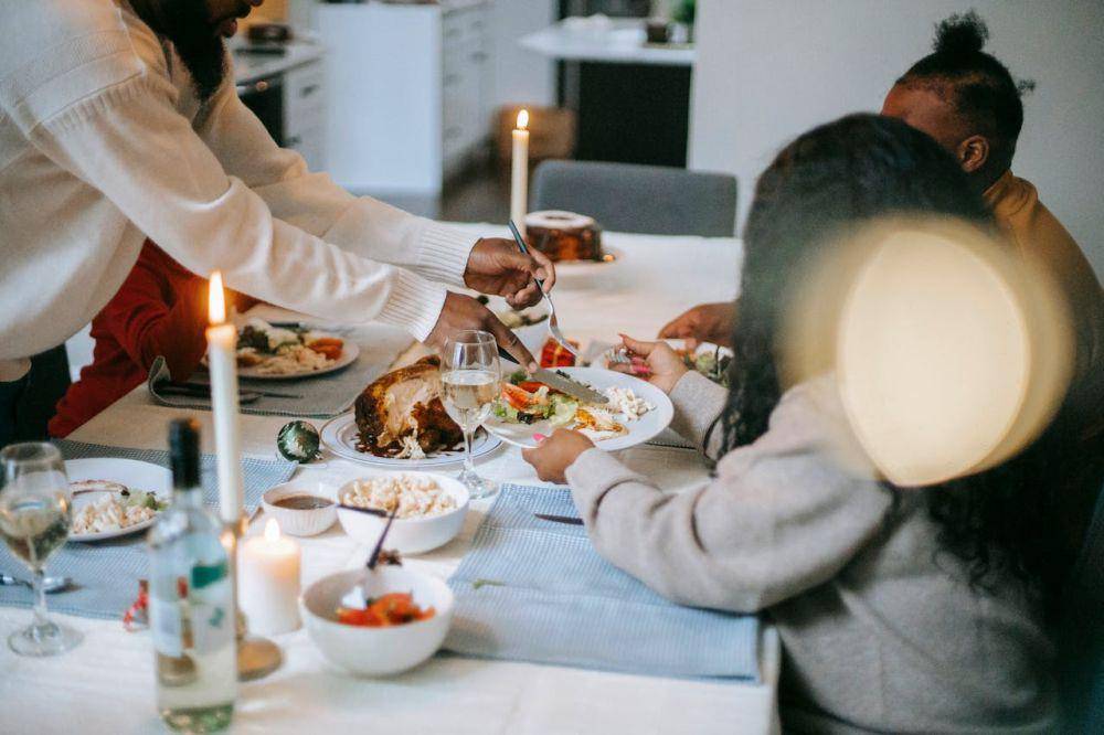 Ilustrasi makan bersama. (Pexels.com/Any Lane)