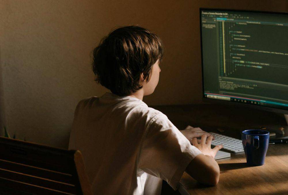 ilustrasi anak yang mempelajari coding (pexels.com/cottonbro studio)