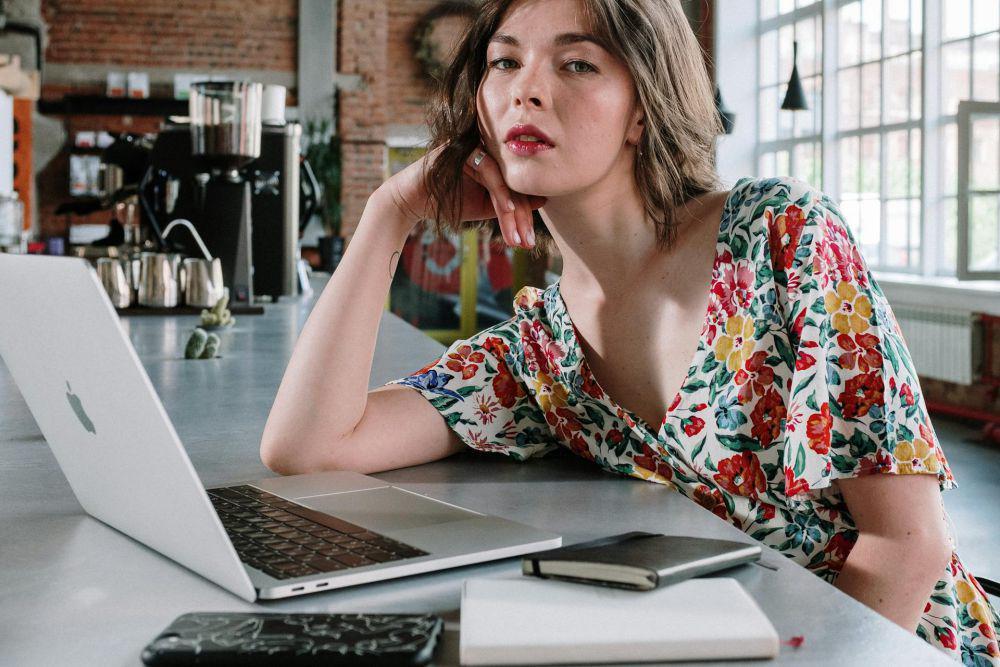 ilustrasi seseorang yang terlihat bosan saat bekerja di depan laptop (pexels.com/cottonbro studio)