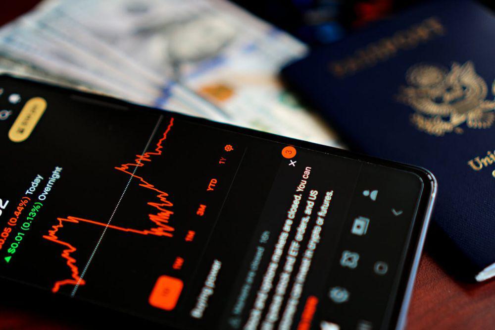 Tampilan pasar saham dalam smartphone yang termasuk bagian investasi. (pexels.com/@davegarcia)