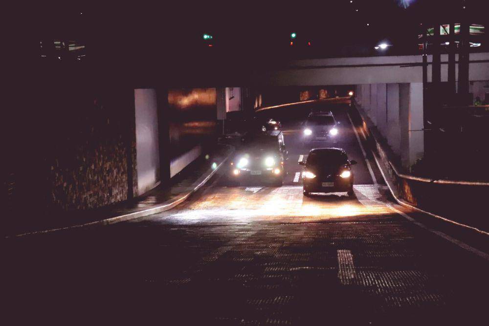 ilustrasi kendaraan yang menyalakan lampu sein di jalan raya (pexels.com/Eliel Frances Etruiste)
