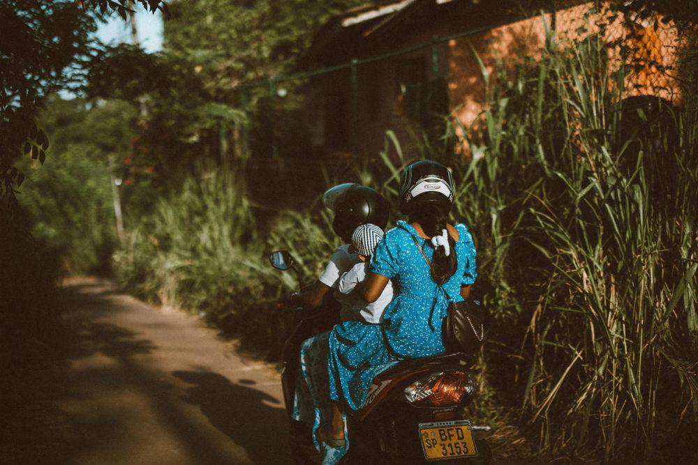 5 Bahaya Membiarkan Anak Berdiri di Jok Motor, Jangan Sepelekan! 