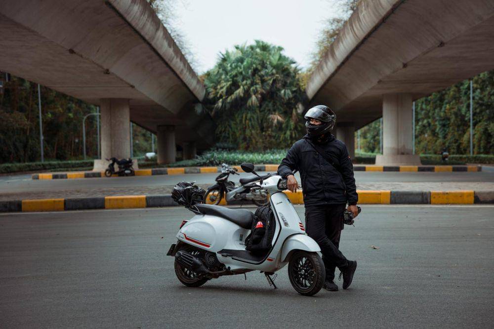 ilustrasi pengendara motor di jalan raya (pexels.com/HONG SON)