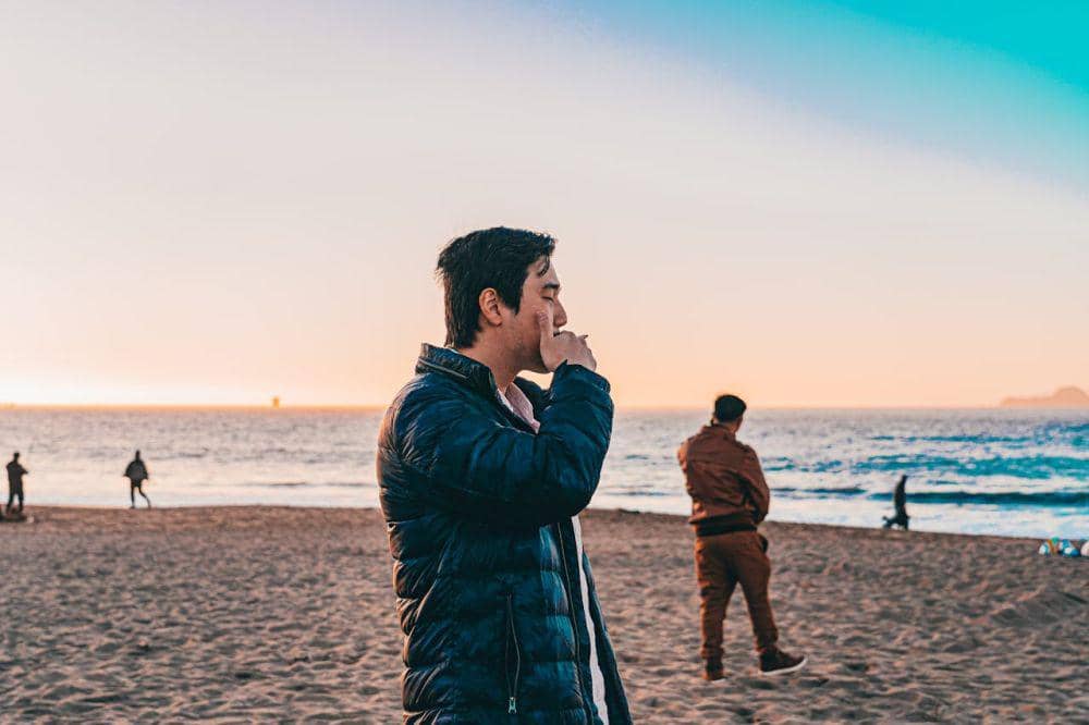 ilustrasi cowok di tepi pantai (pexels.com/Justin L U C K)