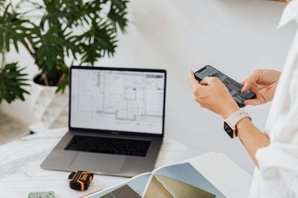 ilustrasi seseorang yang sedang bekerja dengan laptop