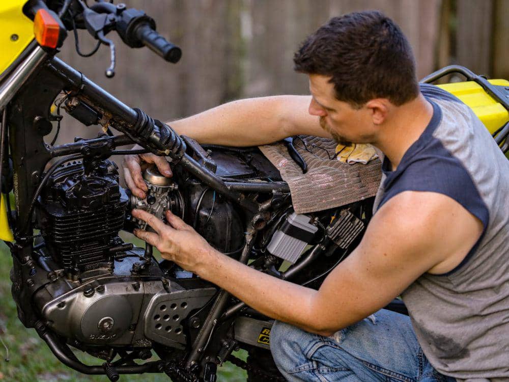 ilustrasi menyetel karburator motor (pexels.com/Mick Haupt)