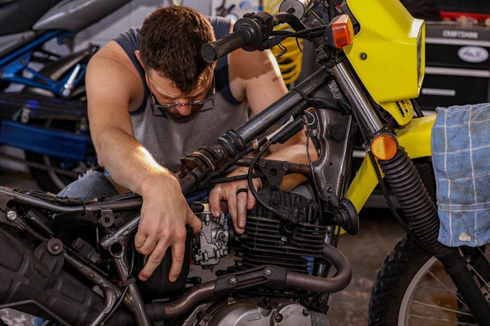 ilustrasi menyetel karburator motor (pexels.com/Mick Haupt)
