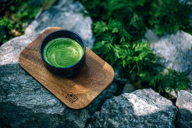 ilustrasi minuman matcha diatas papan (pexels.com/NipananLifestyle.com)