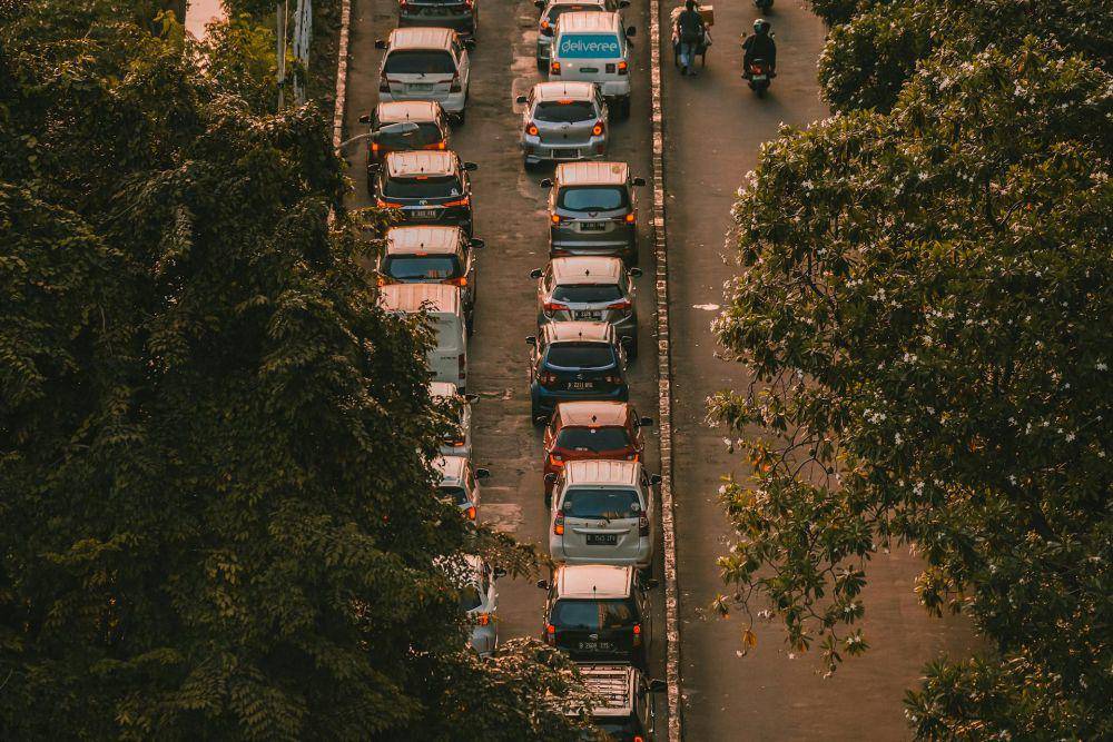 ilustrasi jalanan macet dengan kendaraan berdesakan (pexels.com/el jusuf)