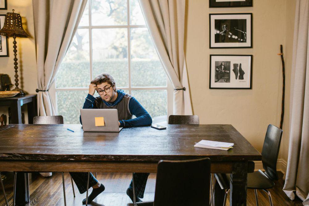 ilustrasi seseorang yang terlihat bosan saat bekerja di depan laptop (pexels.com/RDNE Stock project)