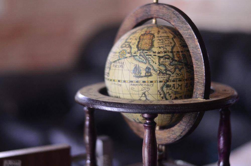 Fotografi Fokus Dangkal Globe Coklat (pexels/Ricky Gálvez)