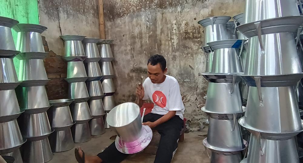 Dandang di Karangasem Gunakan Plat Percetakan Koran