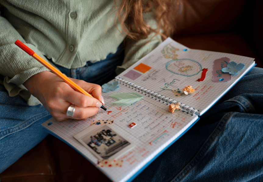 ilustrasi journaling (freepik.com/freepik)