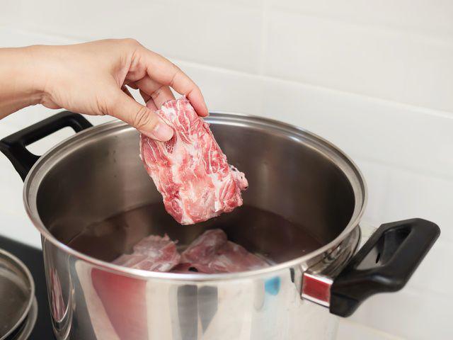 Benarkah Sendok Logam Bisa Mengempukkan Daging? Cek Faktanya!
