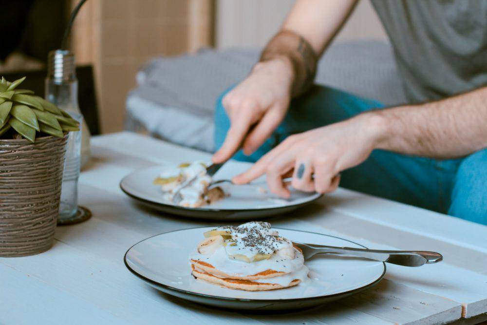ilustrasi pria makan (unsplash.com/Toa Heftiba)
