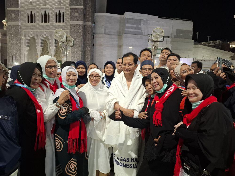 Rombongan Amirulhaj yang dipimpin Menteri Agama Nasaruddin Umar langsung melaksanakan umrah wajib, setibanya di Makkah, Arab Saudi, Jumat (30/5/2025) pukul 24.00 Waktu Arab Saudi (WAS). Beberapa jemaah ajak foto bareng Menag. (Media Center Haji)