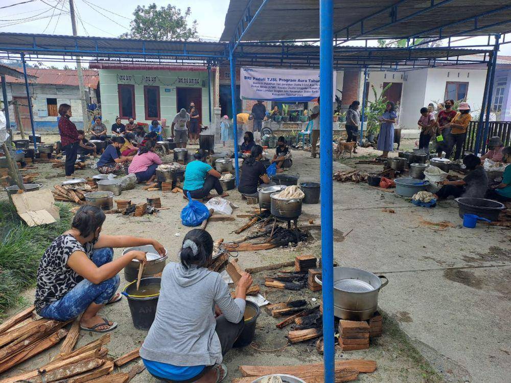 BRI memberi bantuan alat tenun untuk perempuan pengrajin ulos di Taput (dok.BRI)