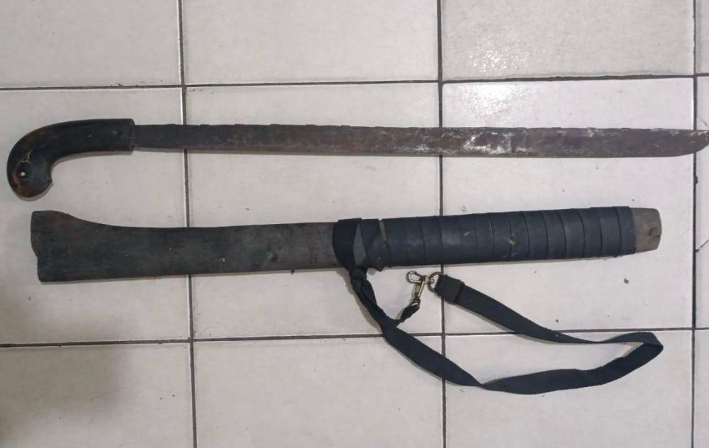 Barang bukti sebilah parang yang digunakan A untuk menganiaya korban. (Dok. Polsek Balikpapan Selatan)