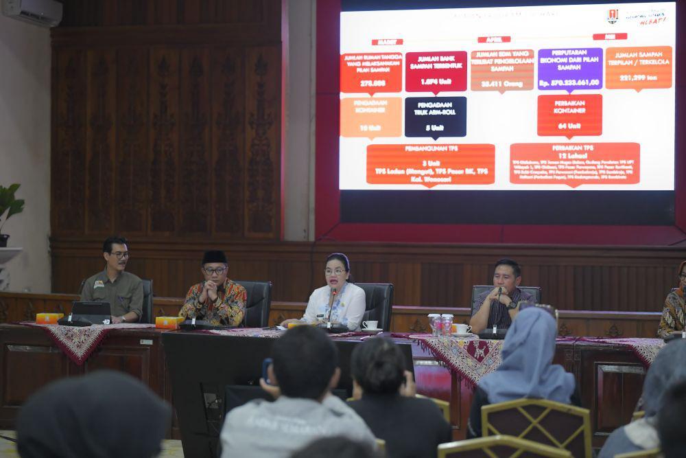 Wali Kota dan Wakil Wali Kota Semarang, Agustina Wilujeng dan Iswar Aminuddin memaparkan capaian Program 100 Hari Kerja di Ibu Kota Jawa Tengah, Sabtu (31/5/2025). (dok. Pemkot Semarang)