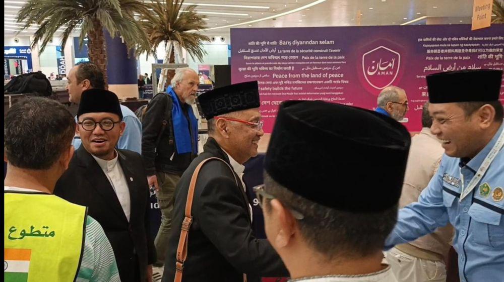 Kepala Badan Penyelenggara Haji (BP Haji) Moch. Irfan Yusuf dan Wakil Kepala BP Haji Dahnil Azhar Simanjuntak beserta rombongan tiba di Jeddah, Arab Saudi, Jumat, 30 Mei 2025, sekitar pukul 23.20 waktu Arab Saudi (WAS). (Dok. BP Haji)