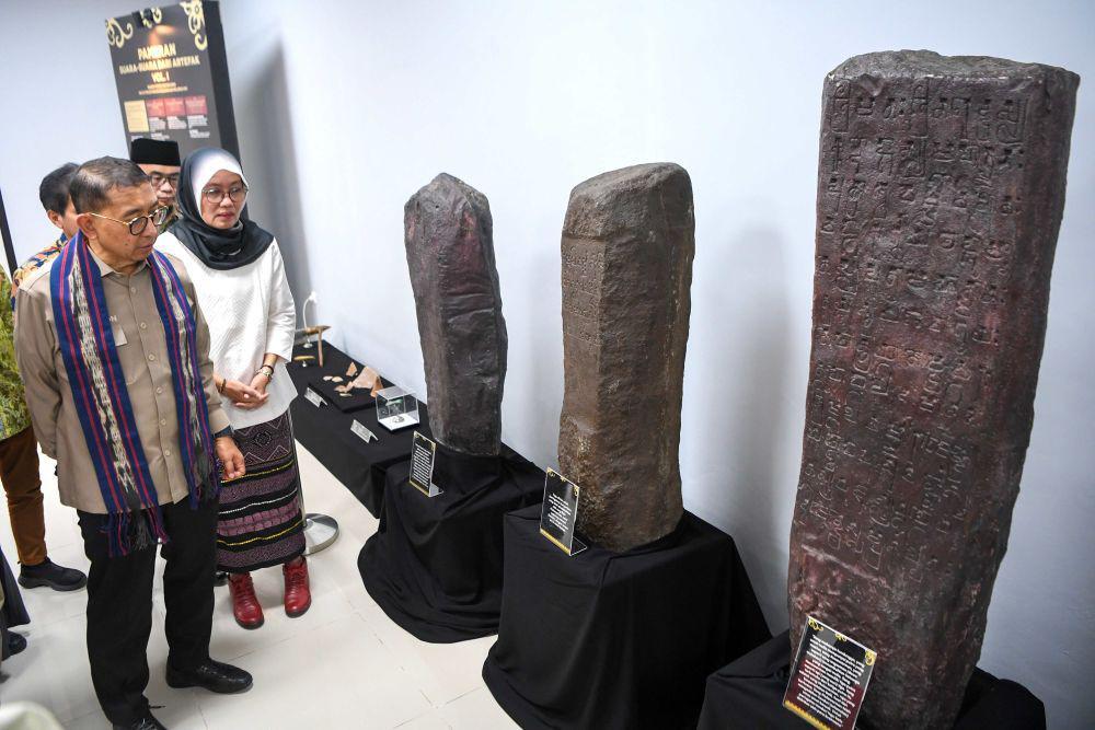 Menteri Kebudayaan Fadli Zon (kiri) didampingi Kepala Balai Pelestarian Kebudayaan Wilayah XIV Titit Lestari (kanan) melihat replika Prasasti Yupa disela-sela peresmian peresmian Gedung Balai Pelestarian Kebudayaan Wilayah XIV di Samarinda, Kalimantan Timur, Jumat (30/5/2025). ANTARA FOTO/M Risyal Hidayat/foc