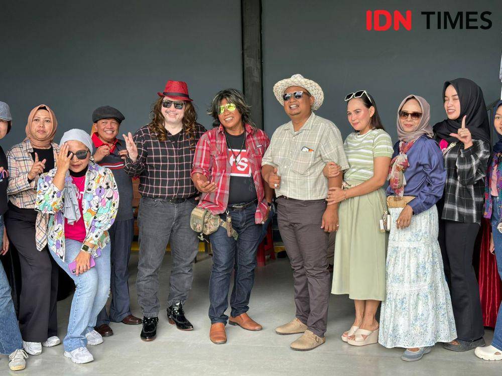 Warga berpakaian nyentrik berfoto bersama salah satu vokali OM Lorenza. (IDN Times/Larasati Rey)