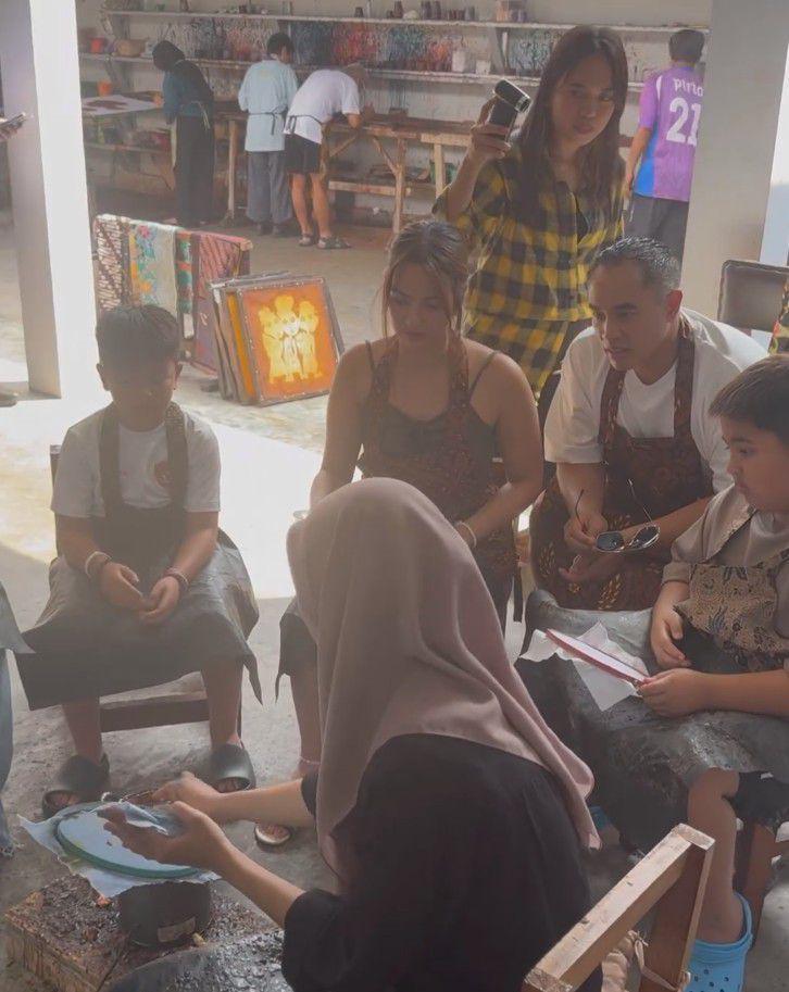 Nia Ramadhani belajar membatik (Instagram.com/ramadhaniabakrie)