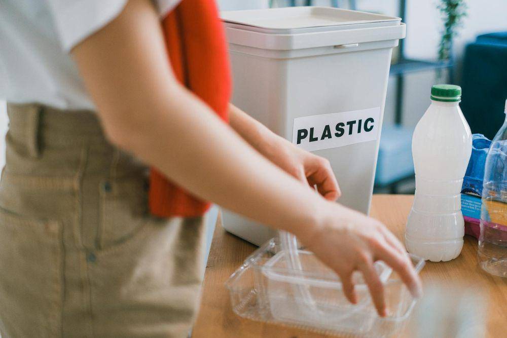 Ilustrasi daur ulang plastik (pexels.com/SHVETS production)