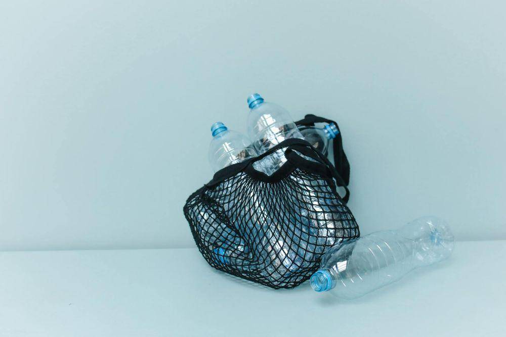 Ilustrasi limbah plastik (pexels.com/Polina Tankilevitch)