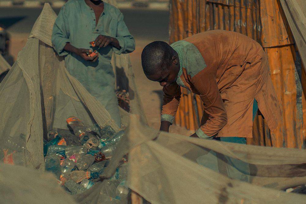 Ilustrasi daur ulang limbah plastik (pexels.com/@Jaybeey __photos)